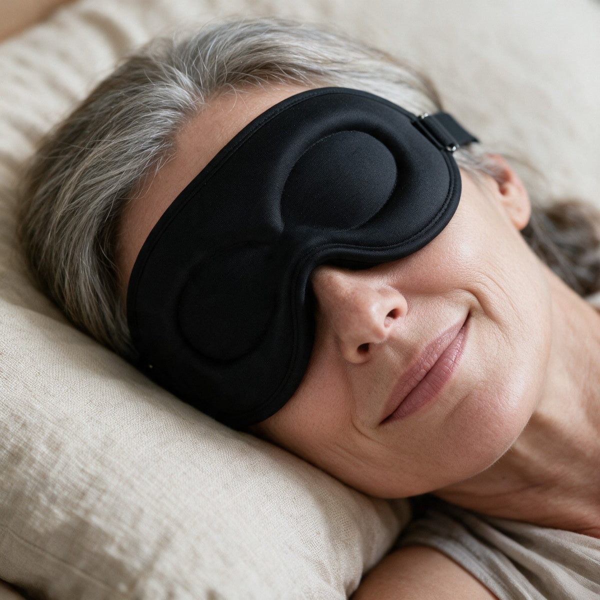 Femme qui dort avec un masque de sommeil 3D noir