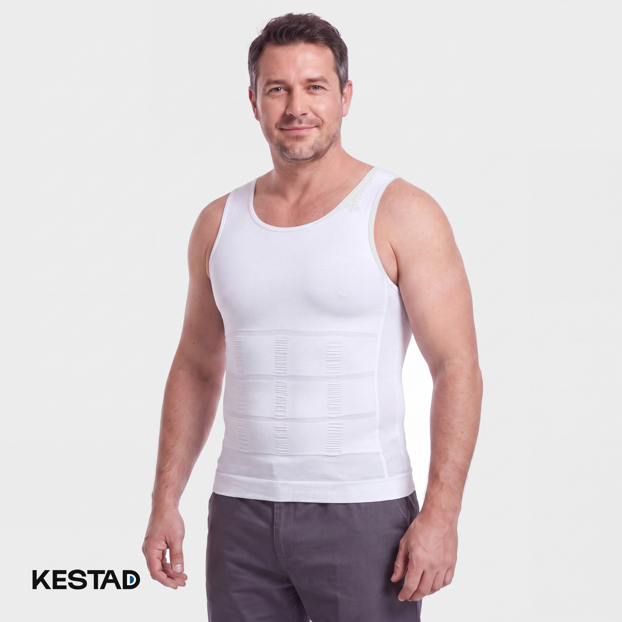 Homme portant le débardeur KESTAD blanc, ventre plat et torse lissé