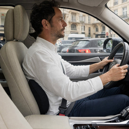 Conducteur assis droit avec le coussin lombaire NAGOMI derrière le bas du dos
