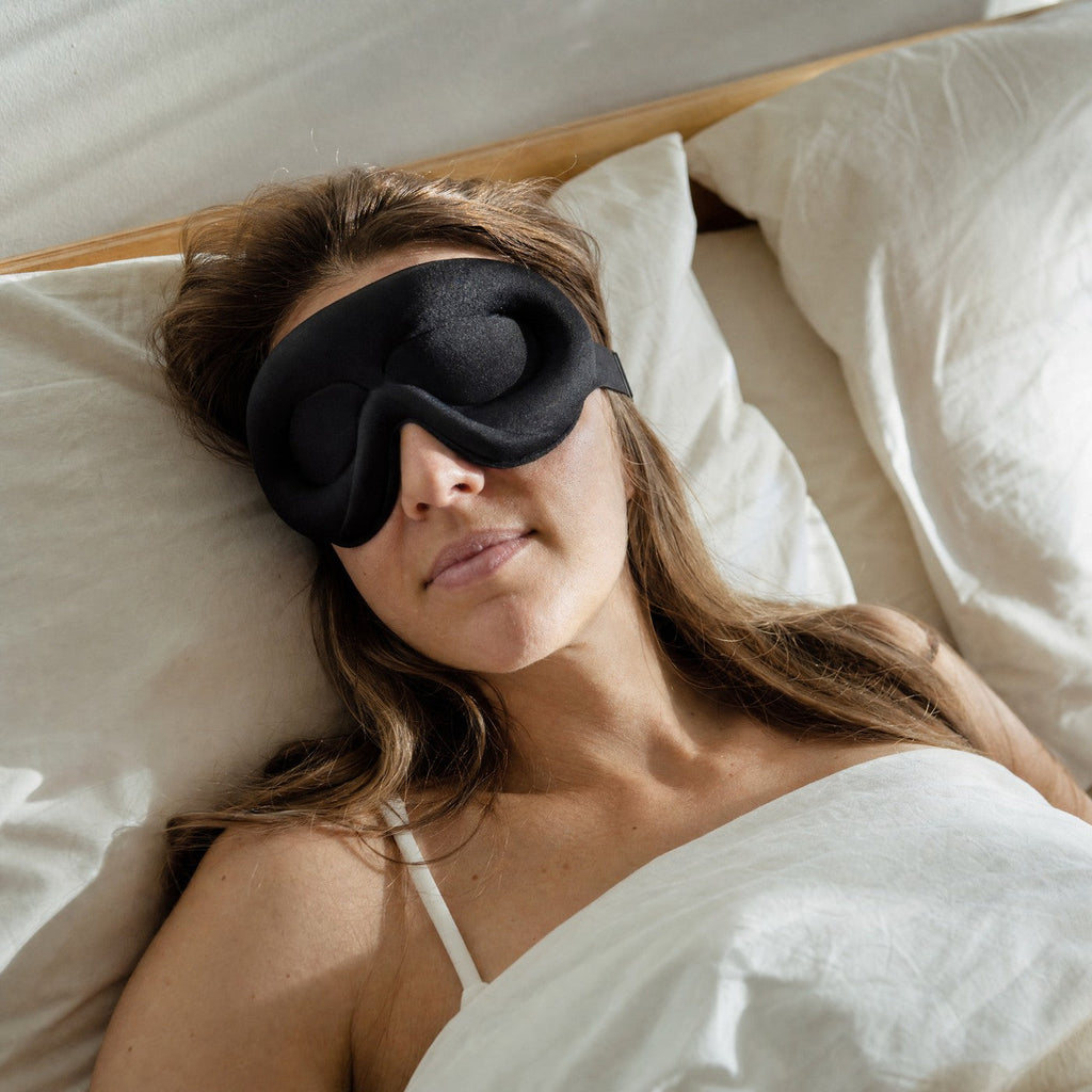 Femme qui dort en plein soleil avec le masque de nuit 3D NAGOMI