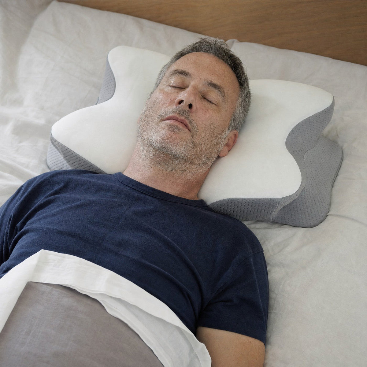 Homme qui dort sur le dos sur l'oreiller cervical NAGOMI
